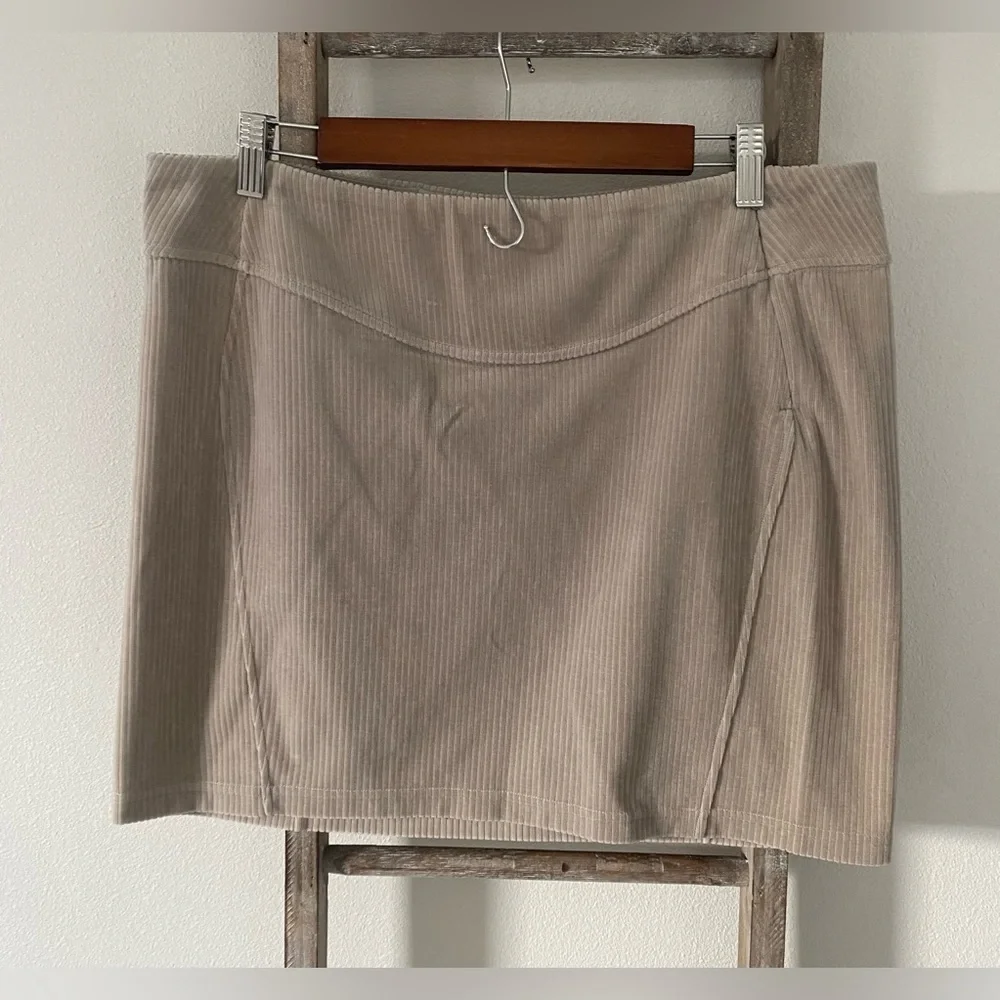 Lululemon - Scuba Mid Rise Mini Skirt - Velvet Cord - Size 14 - Picture 7 of 10